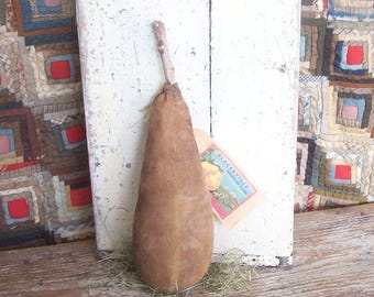 Pera rústica con etiqueta, fruta de verano u otoño pintada con aspecto desgastado.