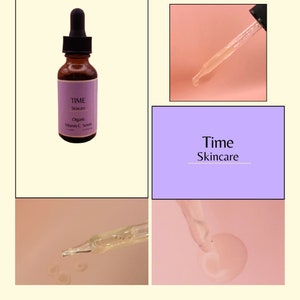 Op de afbeelding: Een bruine glazen fles Time Skincare Organic Vitamine C Serum met een zwarte druppelaar. Het serum is helder en het etiket is paars met witte tekst. Extra afbeeldingen tonen het serum dat uit een druppelaar wordt afgegeven.