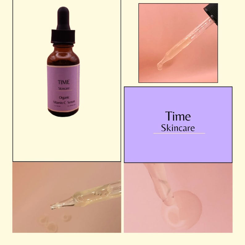 Op de afbeelding: Een bruine glazen fles Time Skincare Organic Vitamine C Serum met een zwarte druppelaar. Het serum is helder en het etiket is paars met witte tekst. Extra afbeeldingen tonen het serum dat uit een druppelaar wordt afgegeven.