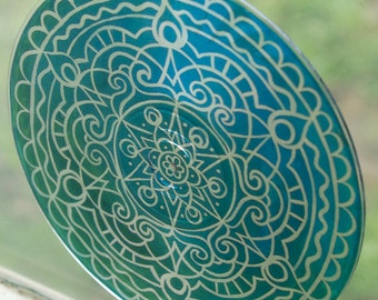 Blågrön Mandala Solfångare - Boho Heminredning - Psykedelisk Geometrisk Konst - Turkos Meditation Mandala