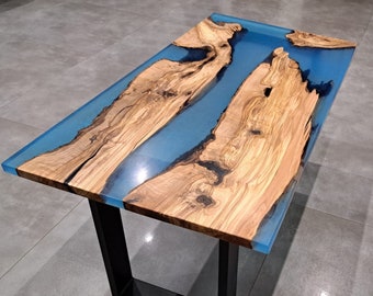 Tavolino da salotto completamente realizzato a mano con resina epossidica in colore azzurro trasparente e legno di ulivo!