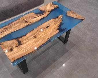 Mesa en resina y madera de olivo.