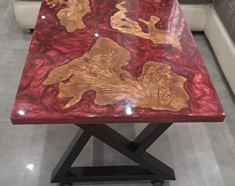 Mesa en resina y madera de olivo.