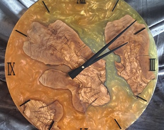 Orologio in resina epossidica e legno di ulivo