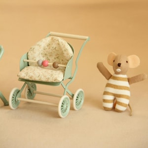 1:12 Scale Nursery Furniture, Miniature Baby Stroller for Dollhouse, Vintage Pram with Floral Cushion, Dollhouse Decor Accessory