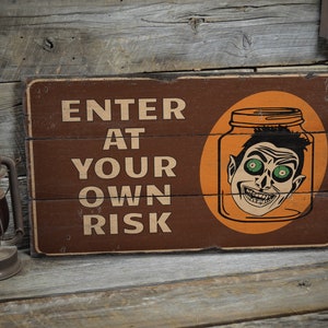 Geben Sie ein Risiko ein, Halloween-Spukhaus-Schild, Holz-Dekor, Halloween-Dekor, Holzschild - rustikales handgemachtes Vintage-Holzdekor