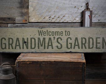 Mormors trädgårdsskylt, trädgårdsdekor i trä, välkomstskylt i trädgården, present till mormor, personlig trädgårdspresent, handgjord vintage träskyltdekoration