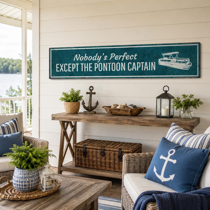 Op de afbeelding: Een rechthoekig wandbord met een groenblauwe achtergrond en witte tekst die Nobody's Perfect EXCEPT THE PONTOON CAPTAIN leest, met een witte lijntekening van een pontonboot aan de rechterkant en een dunne witte rand rondom.