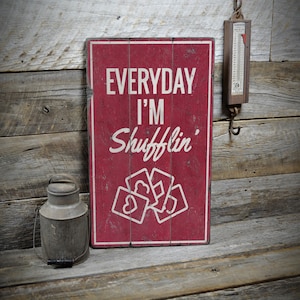 Everyday I'm Shufflin-bord, kaartkamerdecor, bord kaartspellen, pokermuurdecor, bord kaartdealer, bord kaartdealer, bord in vintage stijl - bord met verweerd hout