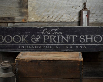Drewniany znak sklepu z książkami i drukami, spersonalizowany wystrój sklepu Old Town, nazwa miasta i stanu - rustykalny ręcznie robiony zabytkowy drewniany znak dekoracyjny