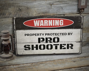 Ręcznie wykonany, rustykalny znak ostrzegawczy „Pro Shooter” z drewna
