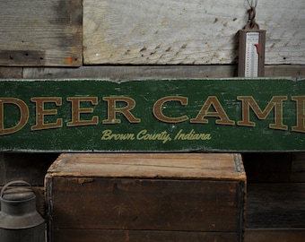 Träskylt för hjortläger, anpassad jaktplats, stad, delstatsnamn, present, dekor för jägare, man cave - rustik handgjord vintage träskyltdekor