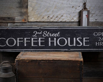 Può includere: Un cartello in legno bianco e nero con il testo "2nd Street Coffee House" e "Open 24 Hrs."