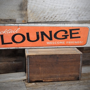a sign on a wooden wall that says lounge