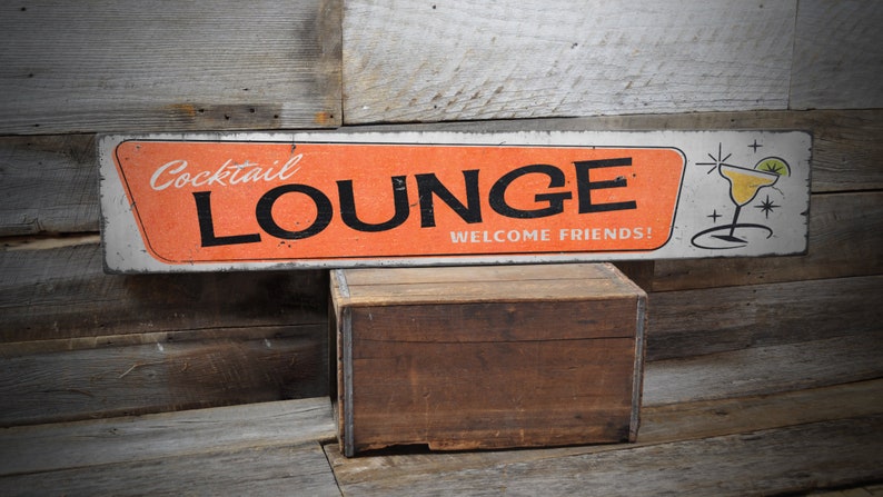 a sign on a wooden wall that says lounge