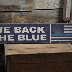 We Back The Blue Schild, Altes Schild der Polizei, Raumdekor und Geschenk, Rustikales Handgefertigtes Holzschilddekor