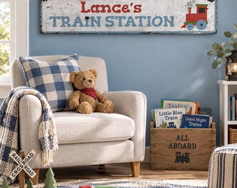 Stationsbord met naam, houten decoratie voor kinderkamer, rustieke wanddecoratie voor babykamer of speelkamer, verjaardagscadeau voor peuter