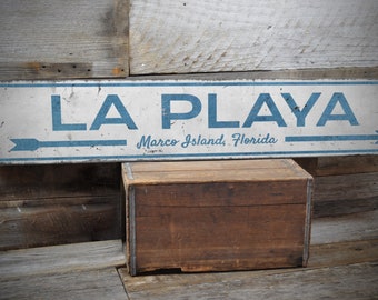 La Playa-skylt, skylt med vägbeskrivning till stranden, dekoration av strandstuga, anpassad strandskylt, skylt för strandhus, rustik strandskylt - handgjord träskylt