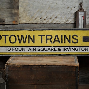 Houten bord Uptown Trains, gepersonaliseerde richtingspijl treinhalte locatie mangrot decor - rustieke handgemaakte vintage houten bord decor