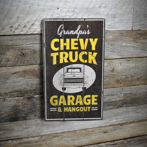 Kundenspezifisches Chevy Truck-Garagenschild, rustikales Garagendekor, Chevy-Liebhabergeschenk, Retro-Auto-Liebhabergeschenk, beunruhigtes Holzschild - handgemachtes hölzernes Schild
