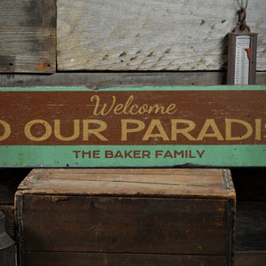Willkommen in unserem Paradies Holzschild, personalisierter Familienname Strandhaus Dekor, Ozean Geschenk Rustikale handgemachte Vintage Holzschild Deko Schilder Bild 1