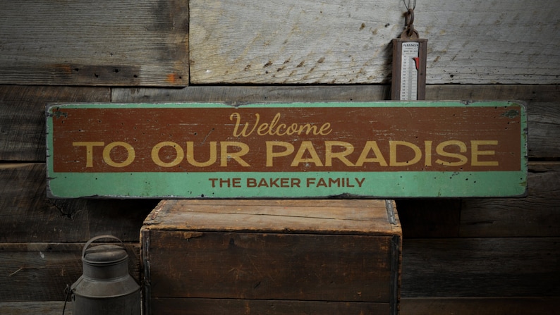 Willkommen in unserem Paradies Holzschild, personalisierter Familienname Strandhaus Dekor, Ozean Geschenk Rustikale handgemachte Vintage Holzschild Deko Schilder Bild 1