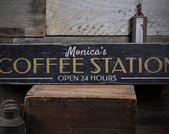 Può includere: Cartello in legno nero con lettere bianche e dorate che recita "Monica's Coffee Station Open 24 Hours".