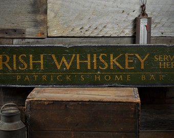 Irish Whiskey serviert hier Holzschild, Benutzerdefinierte Hausbar Besitzer Name Geschenk, Irish Pub Decor - Rustikales handgemachtes Vintage Holzschild