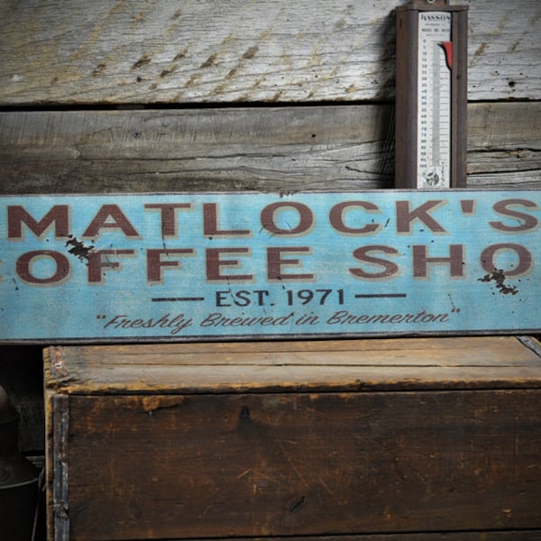 Benutzerdefiniertes Coffee Shop Est Datum Schild - Rustikale handgemachte Vintage Holz