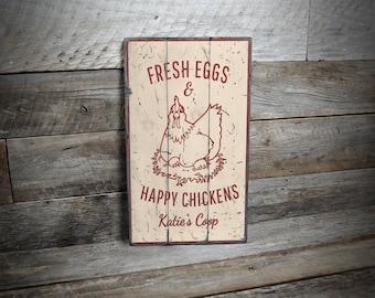 Letrero de Huevos Frescos y Gallinas Felices, Decoración de Casa de Campo, Letrero de Gallinero, Nombre Personalizado para el Gallinero, Letrero de Granja con Aspecto Envejecido - Letrero de Madera Hecho a Mano