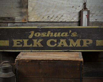 Älgläger träskylt, personlig jägarnamn lodge pil gåva, hjortälskare man cave dekor - rustik handgjord vintage träskylt dekor