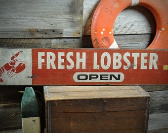 Rustykalny znak z napisem „Świeży homar”, otwarta strzałka, ręcznie robiona drewniana dekoracja
