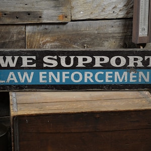 We Support Law Sign, Strafverfolgungs-Holzschild, Unterstützung der Polizei, Polizei-Dekor, Raumdekor und Geschenk, rustikales handgemachtes Holzschild-Dekor