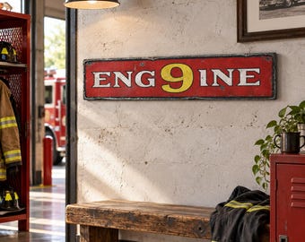 Pode incluir: Uma placa retangular de metal com um fundo vermelho desgastado e uma borda preta. A placa apresenta o texto branco "ENG" e "INE" com um grande número "9" amarelo centralizado entre eles, formando a palavra "ENGINE".