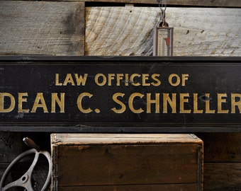 Custom Law Offices of Sign - rustykalny ręcznie robiony, zniszczony drewniany znak dekoracyjny