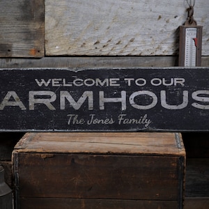 Letrero de madera &quot;Bienvenido a nuestra casa de campo&quot;, regalo personalizado con el nombre de la familia, decoración rústica de granja, letrero vintage de madera hecho a mano.