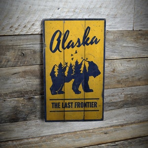 Letrero de bosque de osos de Alaska, La última frontera, Letrero de cabaña de montaña, Decoración del hogar de Alaska, Letrero de aspecto antiguo, Hecho a mano - Letrero rústico antiguo