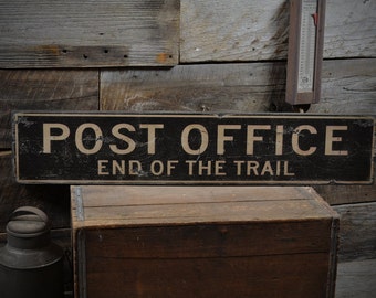 Znak pocztowy Koniec szlaku - prymitywne rustykalne ręcznie robione zabytkowe drewniane dekoracje znaków