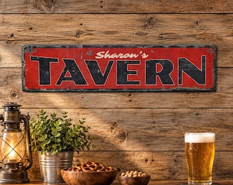 Può includere: Un'insegna rettangolare orizzontale con uno sfondo rosso usurato e scritte nere che recitano Sharon's TAVERN. L'insegna presenta una consistenza invecchiata ed è montata su una parete composta da assi di legno orizzontali con venature visibili.