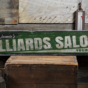 Letrero de madera para salón de billar, letrero personalizado con el nombre del propietario del bar, decoración de piscina para tu cueva de descanso - Letrero de madera vintage rústico hecho a mano
