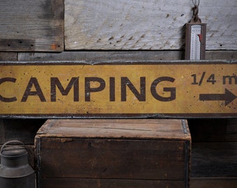 Camping Kilométrage Arrow Wood Sign, Emplacement personnalisé Distance Cadeau, Destination Decor - Panneau en bois vintage rustique fait à la main pour le camping