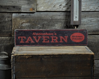 Wirtshaus Holzschild, personalisiertes Barbesitzer Zeichen, benutzerdefiniertes Distressed Willkommen Freunde Bar Dekor - rustikale handgemachte Vintage Holzschild Dekoration