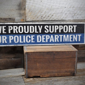 We Proudly Support Schild, Polizei, Polizei Unterstützung Geschenk, dünne blaue Linie, Polizei Wertschätzung, Back The Blue - Handgefertigtes Holzschild aus Holz