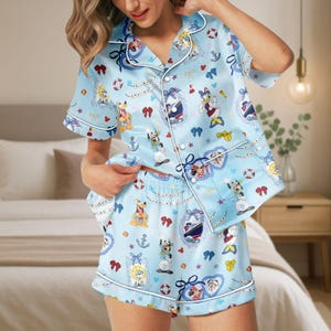 Leuke satijnen cruise-pyjamaset Mickey and Friends, Disney Cruise Shorts-pyjama, Minnie Donald Daisy Goofy Pluto Cartoon-damespyjama