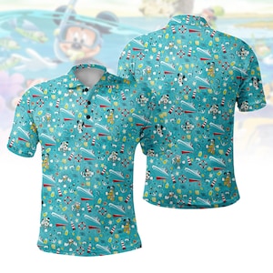 Puede incluir: Un polo azul claro con un estampado repetido de Mickey Mouse, barcos, salvavidas y faros. La camisa tiene cuello y botones negros. El diseño tiene un tema náutico con personajes de dibujos animados.