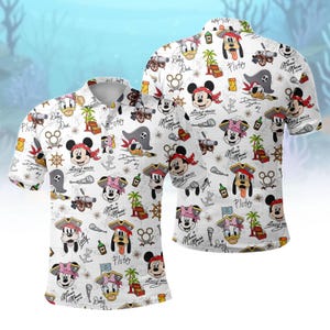 Puede incluir: Polo blanco con un estampado repetido de personajes de Disney vestidos de piratas. El diseño incluye a Mickey Mouse, Minnie Mouse, Donald Duck y Pluto, junto con elementos temáticos de piratas como cañones y cofres del tesoro.