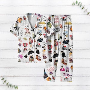 Peut inclure: Pyjama blanc avec un motif répété d'images et de texte. Le texte comprend "I'm your baby girl", "This is the way", "But Daddy I love Pedro Pascal", et "I love Pedro Pascal".