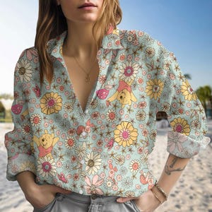 Camisa de lino con flores de Winnie Pooh, camisa de verano con flores de Pooh, camisa abotonada con osito de peluche, blusa de dibujos animados de Disney para mujer, regalo para ella
