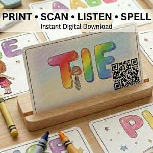 Puede incluir: Un conjunto de tarjetas educativas con ilustraciones coloridas dibujadas a mano y el texto PRINT • SCAN • LISTEN • SPELL e Instant Digital Download. Cada tarjeta muestra una palabra como TIE, VASE o PLUG con un código QR y un personaje.