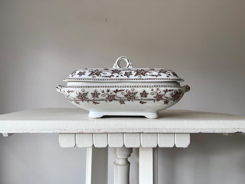 Foley Potteries Ivy Covered Vegetable Dish image 1